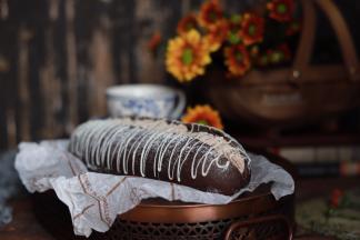 巧克力装入裱花袋，隔热水融合，随意的在面包胚上画出线条装饰