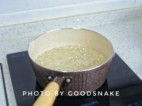 将麦芽糖，砂糖，食盐和水加热至142℃