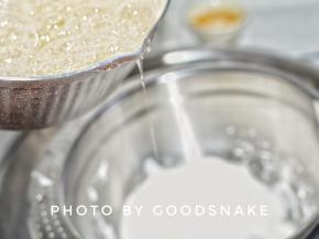 将糖液慢慢倒入打发了的蛋清，一边倒一边用电动打蛋器打发