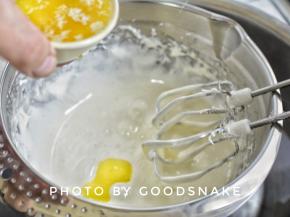 分次加入黄油，用电动打蛋器打匀