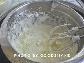 分次加入奶粉，也用电动打蛋器打匀