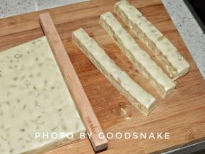 待稍冷却后切块包装完成