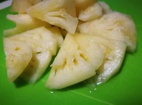 菠萝切成小块