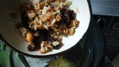 所有食材倒入榨汁机