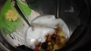 倒入酸奶 按下按钮