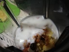 倒入酸奶 按下按钮