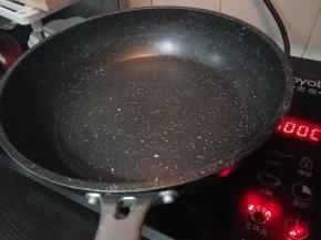 准备一口锅，搽干水分加热。