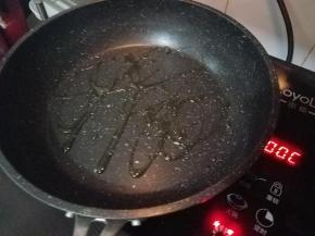 淋少许油热锅。