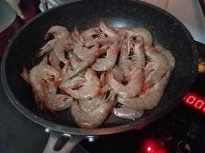 直接加入准备的海虾。