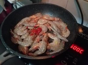 加入一勺料酒，一勺番茄酱，翻炒均匀。