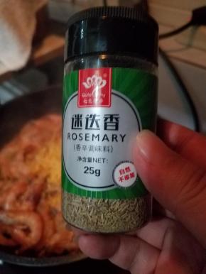 再撒上一点点的迷迭香。