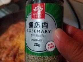 再撒上一点点的迷迭香。