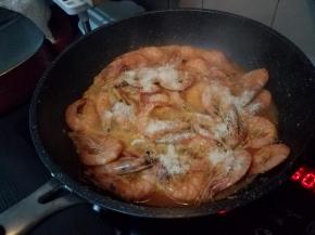 待到海虾完全变红，基本就熟透了，我们的芝士大虾就可以了。