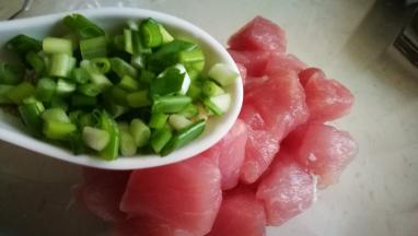 猪里脊切丁 放入葱花