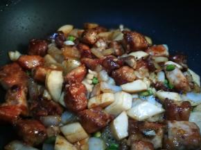 倒入杏鲍菇洋葱翻炒均匀