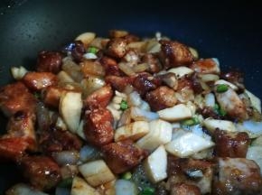 倒入杏鲍菇洋葱翻炒均匀