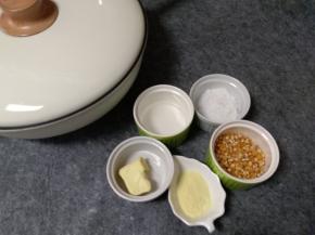 准备好所有食材:玉米粒，白糖，婴儿奶粉，黄油，清水