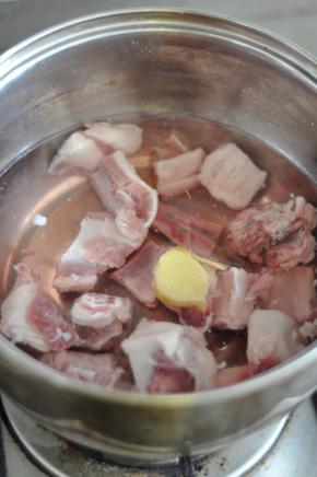 羊排冷水下锅，加入一片姜，煮至水开捞出。