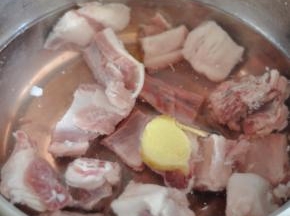 羊排冷水下锅，加入一片姜，煮至水开捞出。