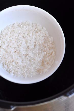 将米冲洗两遍，放入压力锅中。