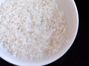 将米冲洗两遍，放入压力锅中。