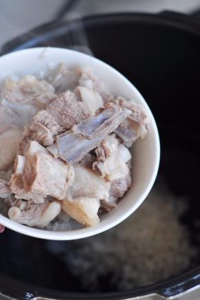 将捞出的羊排放入锅中。