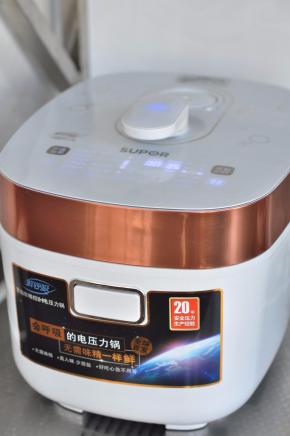 启用电压力锅的熬粥程序即可。