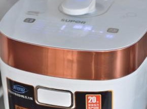 启用电压力锅的熬粥程序即可。