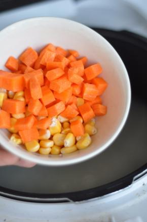 最后放入胡萝卜丁的玉米粒。