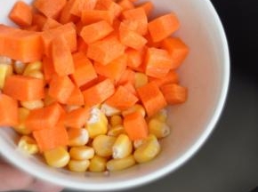 最后放入胡萝卜丁的玉米粒。