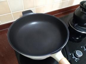 锅放在小火上加热