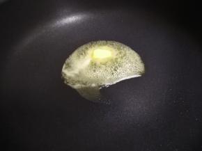 先放入一多半黄油，进行加温软化至液体状