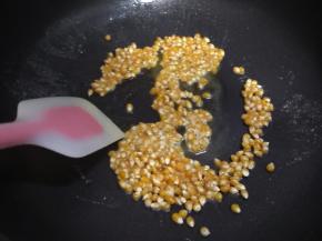 放入玉米粒翻炒，至每一粒玉米都裹上黄油
