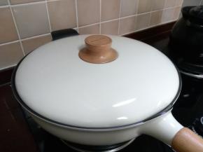 翻炒均匀后，盖上锅盖，一定是小火慢烤，每隔一会晃动整个锅几下，这样做是为了让玉米粒受热均匀，爆开的快，一会你就会听到噼里啪啦爆开的声音。