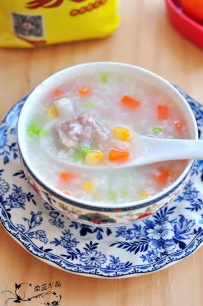 出锅后往粥里放入盐、味精、葱丝。