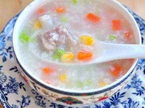 出锅后往粥里放入盐、味精、葱丝。