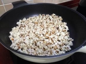 听到爆开的噼里啪啦声音越来越少，偶尔一个俩爆开，就证明差不多都爆开了，这时候打开锅就看到爆米花了