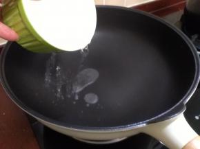 接下来把爆米花盛出来放一边，锅不用洗，直接放入50g水，还是小火