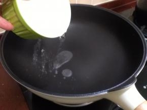 接下来把爆米花盛出来放一边，锅不用洗，直接放入50g水，还是小火
