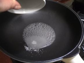 接下来把爆米花盛出来放一边，锅不用洗，直接放入50g水，还是小火