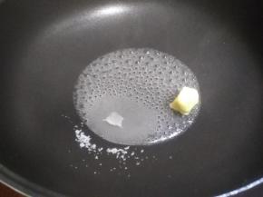 然后放入另一小半黄油融化，先加水再加油，避免喷溅，小心伤人