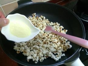 放入爆米花翻炒一下，都裹上糖浆，最后起锅前放入奶粉，翻拌均匀就好了