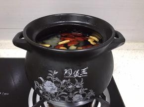 将煲放灶台上小火，加入一大块冰糖入煲中