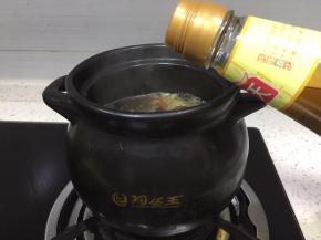 加入一勺料酒去腥