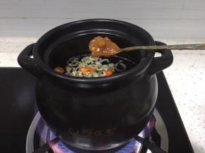 将干贝边放入煲中，中火