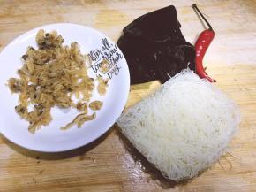 将干贝边，木耳，粉丝，红尖椒准备好