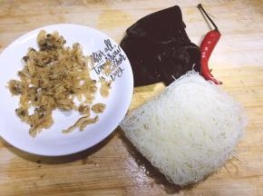 将干贝边，木耳，粉丝，红尖椒准备好