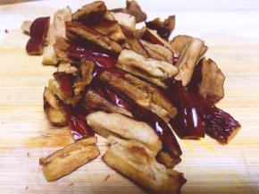 将红枣洗净后切开去核