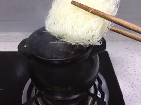 将粉丝放入煲中