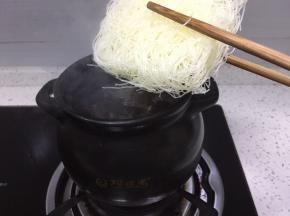 将粉丝放入煲中